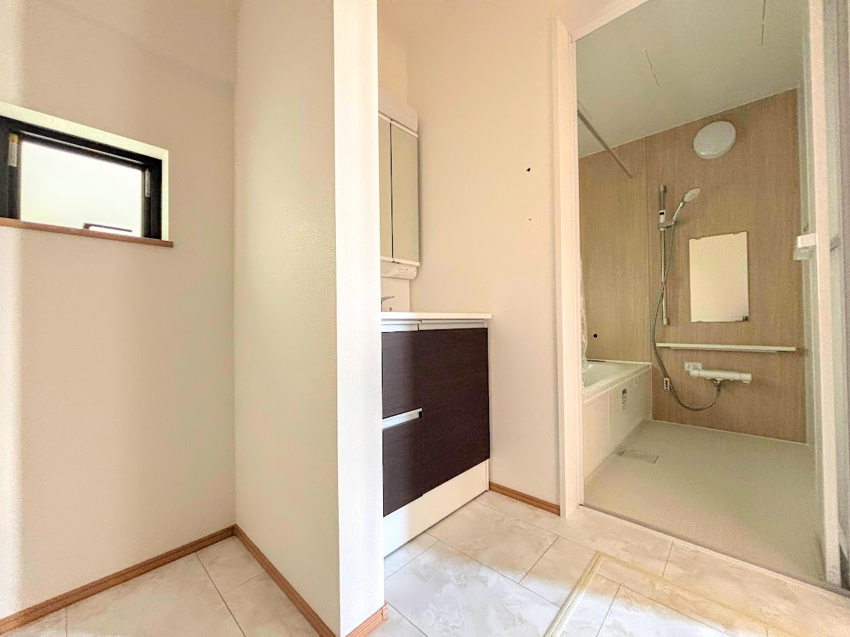 南舞岡4丁目　新築戸建て　第3の独立洗面台|◆毎日使う場所だから、機能的で使いやすさに配慮したパウダールーム。すっきりと使えるように収納も豊富にご用意しています。
