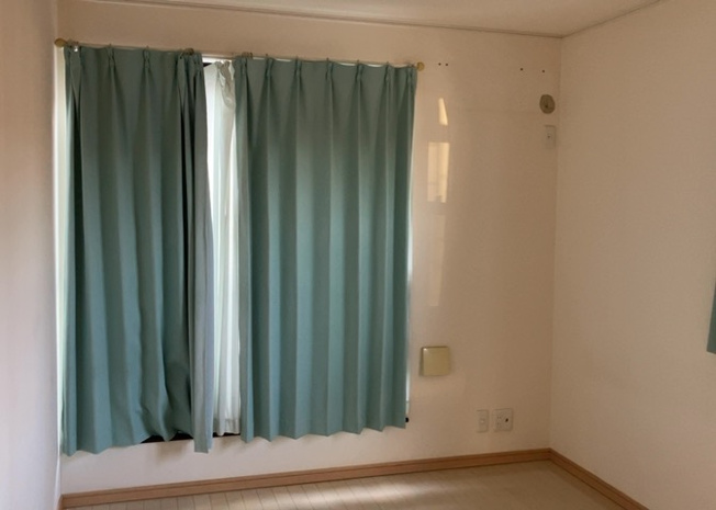 【寝室】 | 寝室でゆっくりと過ごすためにはベッド周りの適度な空間を担保することや窓の位置、照明の明るさ、寝室の広さなどを考える必要があります。自身や家族の構成とライフスタイルに併せて寝室にする部屋を選びましょう！