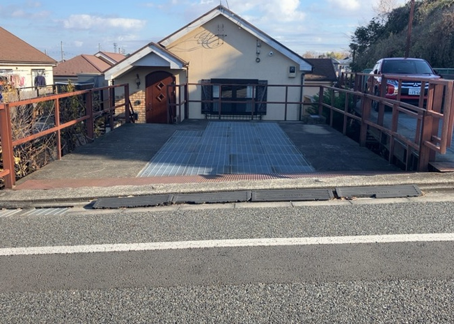 【駐車場】 | 駐車場と明記されていても、最小スペースでつくられた駐車場だと大型車は駐車できなかったり、出入りしにくくなったりする可能性があります。お車のサイズと購入したい物件の駐車場のサイズを現地で確認しましょう。
