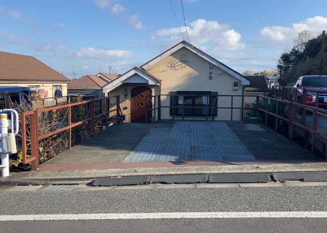【前面道路含む現地写真】 | お持ちの車種によっては前面道路が広い方が便利でしょう。しかし、前面道路が広ければその分交通量が多くなるため、騒音などが気になる場合があります。実際に現地を見学し、周辺交通量や騒音などを確認しましょう！