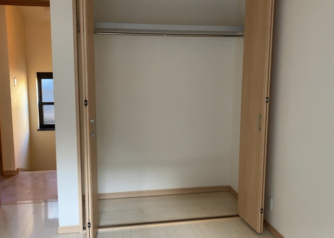 【収納】 | ウォークインクローゼットがあれば、クローゼット内でコーディネートが完成できますし、季節の変わり目に行う衣替えの手間も省けます。また、スーツケースなど大きいものもしまうことができ使い勝手がよいです。