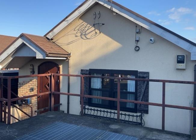 【構造・工法・仕様】 | 木造住宅とは土台、壁、柱など建築物の強度を支える構造体の材に木が使用されている構造を指します。構造体は建物の自重を支えるだけではなく風圧や水圧、積裁荷重などあらゆる衝撃に耐えるための基礎です。