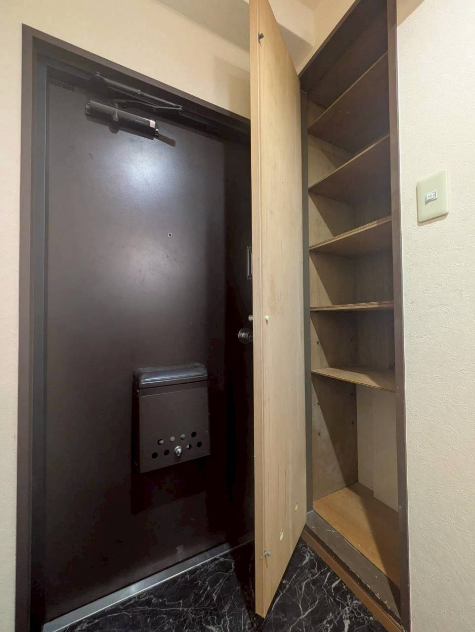 磯子川辺ビルの玄関