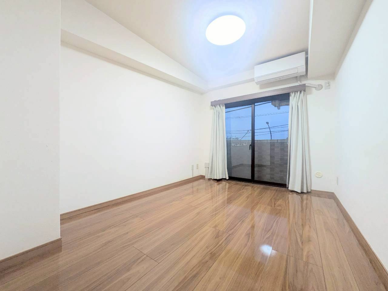 磯子川辺ビルの内装