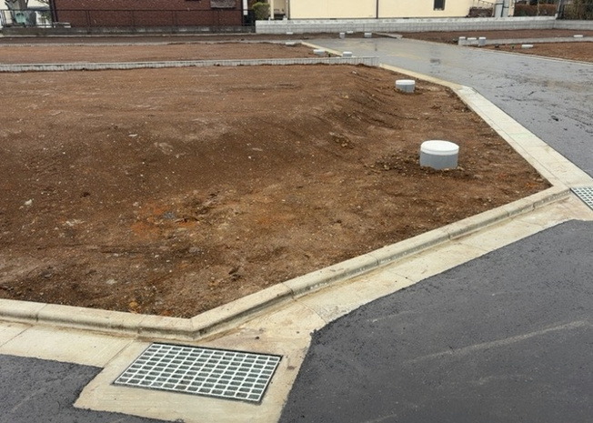 【外観】 | 土地の形が極端に長細かったり、狭小地、あるいは道路との高低差がある傾斜地だった場合、後々売ろうとしても買い手がつかない場合もあります。後々、売却することになった時に価値の下がらない土地を選びましょう。