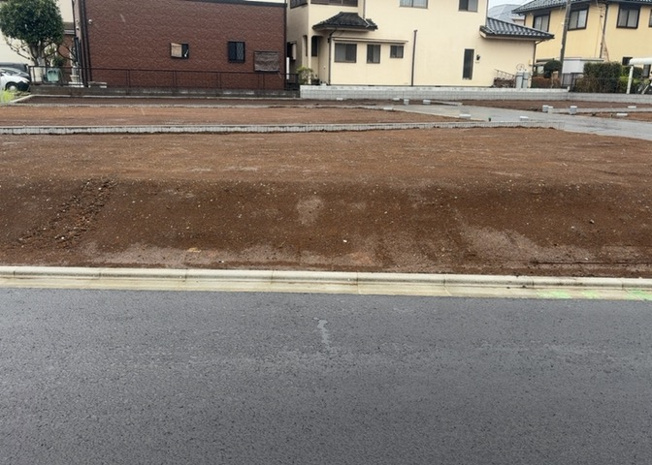 【外観】 | 家を建てる場合、方位は要チェックです。現実的に日当たりのよい家ならばリビングは南側、建築基準法でも北側に当たる家への配慮は求められています。土地を見学に行く際は、方位磁針を持って行くようにしましょう。