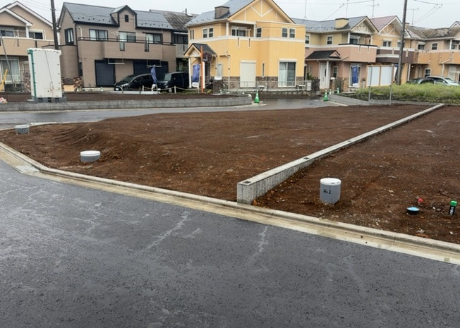 【外観】 | 現地に行くなら、物件の周囲の地形がどうなっているかを見ることも大切です。周辺より低くなっている土地では、大雨などで水が集まりやすいため、地盤が弱くなっているということも考えられるため、注意が必要です。