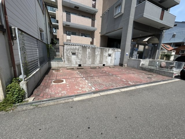 エステート小松の駐車場