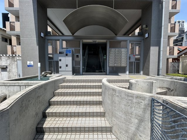 エステート小松のエントランス