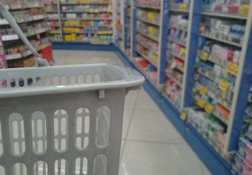 明治大駅前で買い物