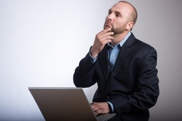 賃貸契約で悩む外国人男性