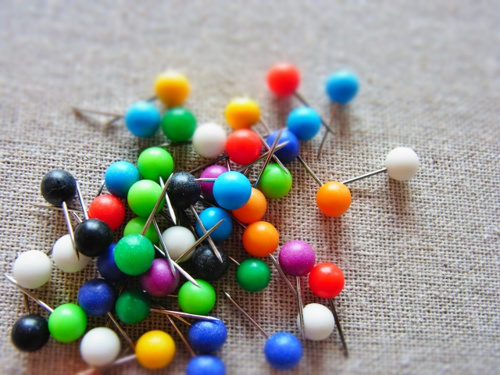 賃貸アパートの壁に画鋲