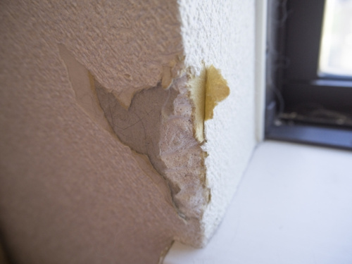 賃貸アパートの壁に画鋲や家具によるキズ