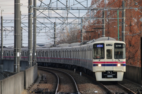 橋本駅に入ってくる京王相模原線