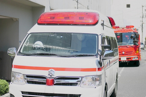 火災保険を適用した家に向かう消防