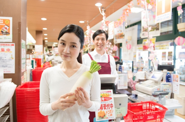 町田市のスーパーで買い物を楽しむ女性