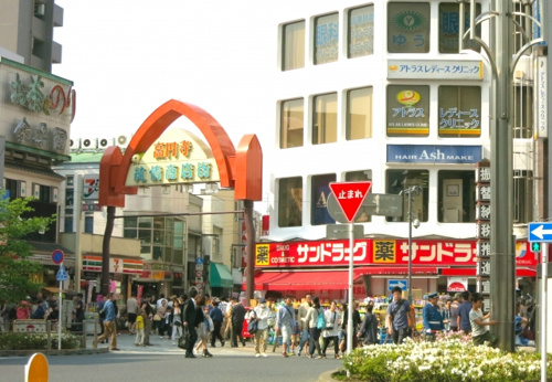 高円寺駅前にある商店街