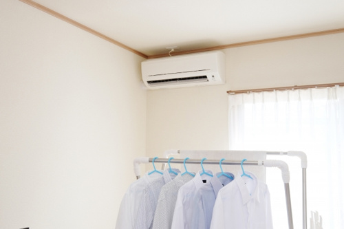 梅雨時期に部屋干ししている洗濯物