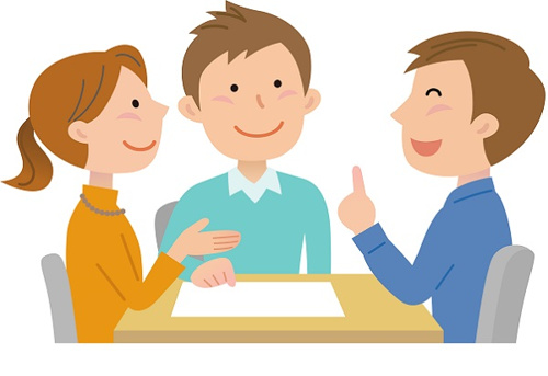 カフェ ふらここの案を練る教授と大学生