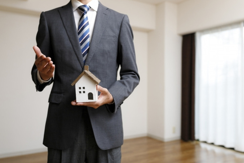 売却物件を売り込む営業マン