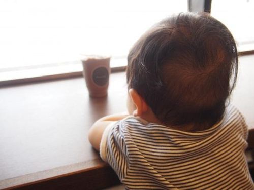 カフェでくつろぐ子ども