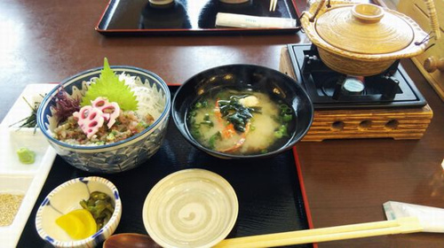 でん助茶屋　アジのたたき丼定食