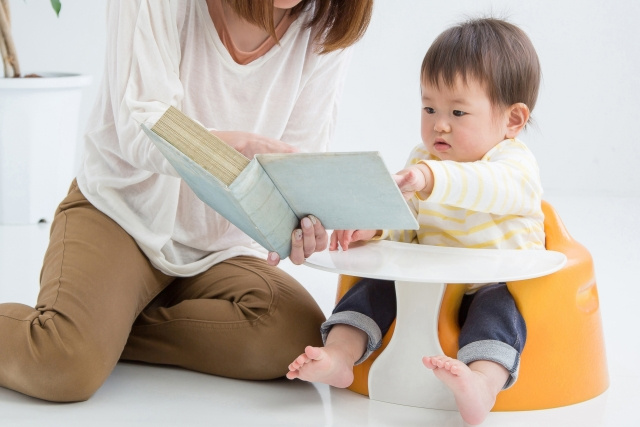 荒川区にあるゆいの森あらかわの本を読む親子