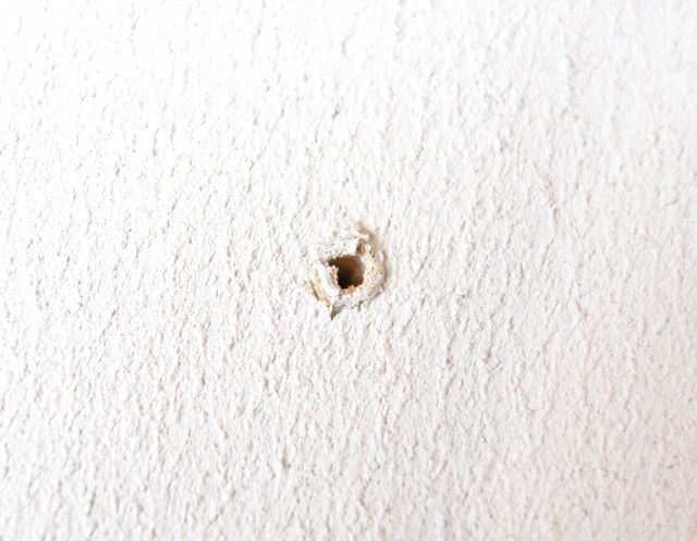 賃貸物件の壁に穴を開けてしまった 修繕費はかかる かからない 堺市北区 北花田の不動産と建築ならエイショウハウス