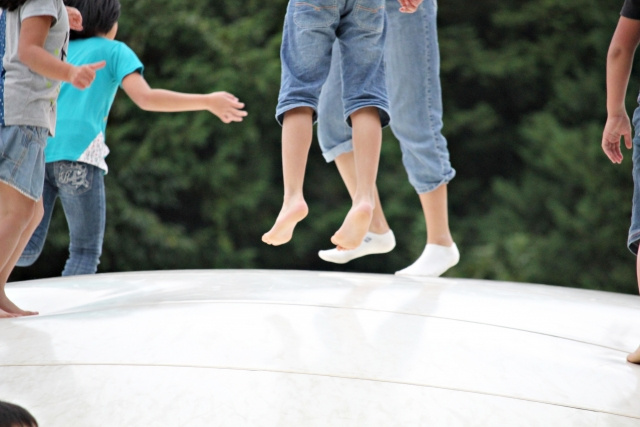 公園で遊ぶ子どもたち