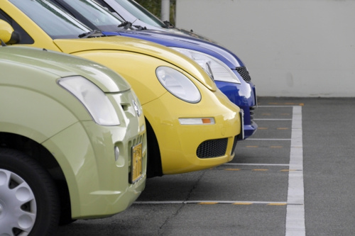 賃貸アパートの駐車場に並ぶ車