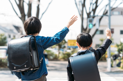 登校中の小学生