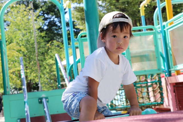 須磨区の落合中央公園で遊ぶ子ども