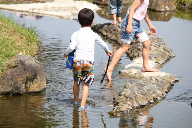 東原親水公園のじゃぶじゃぶ池で遊ぶ子ども