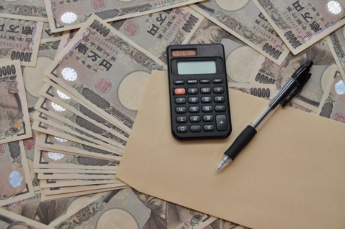 不動産売却時の仲介手数料を計算する人