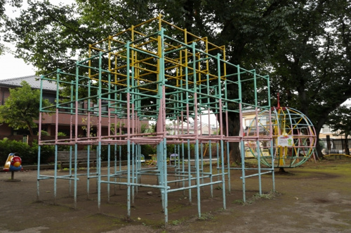 地元の子どもでいっぱい！遊具や藤の花を楽しめる福島区「下福島公園」とは