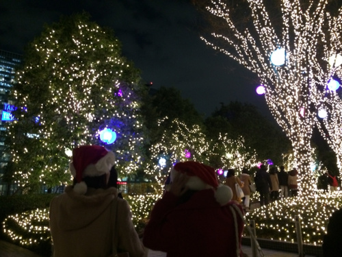 新宿サザンテラスのイルミネーションを楽しむ人