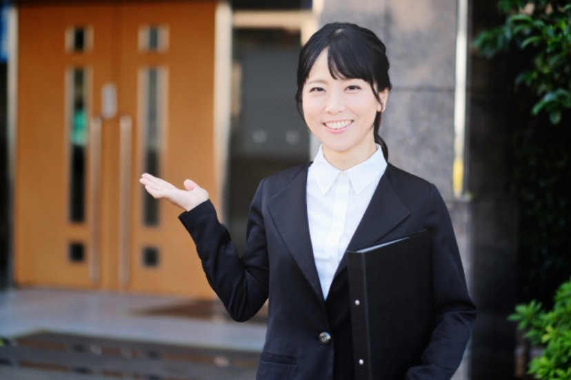 不動産会社の女性