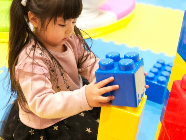 子どもがアトラクションで遊んでいるイメージ画像