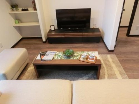 リビングのソファーから見たテレビの写真