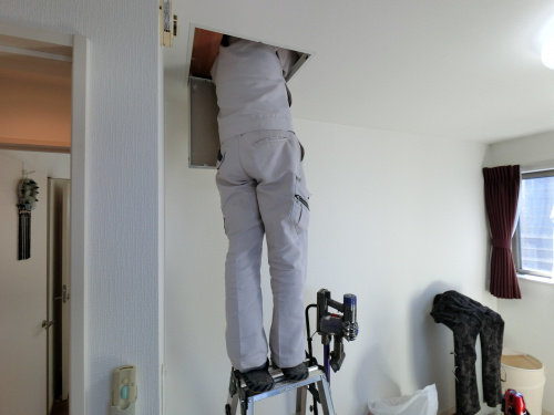 建物状況調査　天井点検口が小屋裏の状況を確認しています。