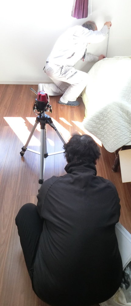 建物状況調査　床の平行を確認