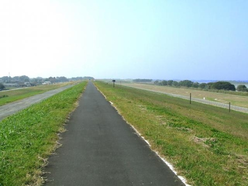 河原沿いの道