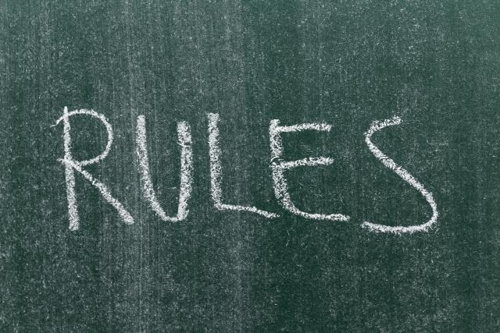 黒板に書かれた「ＲＵＬＥＳ」