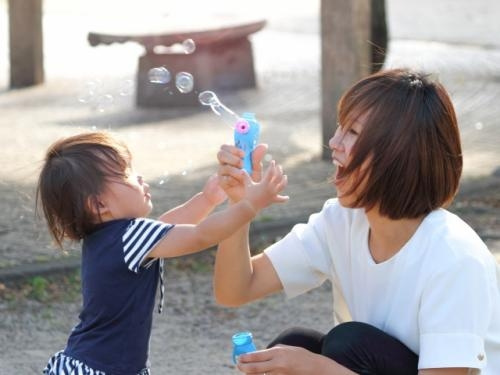 お母さんと子どもが遊んでいる写真