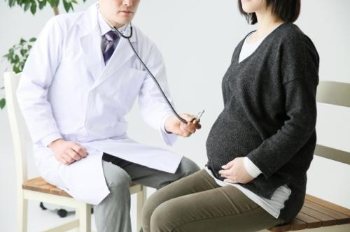 診療を受ける妊婦さんの写真