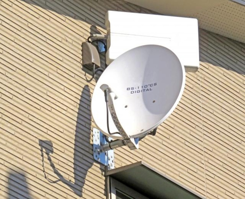 壁に設置されたテレビアンテナの写真
