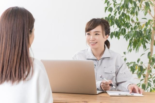 管理会社に相談する入居者の写真