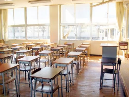 誰もいない学校の教室の写真