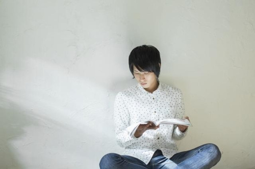 読書をしている大学生