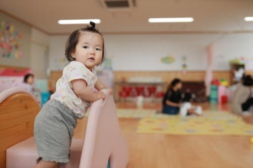 赤ちゃんが歩き出した写真